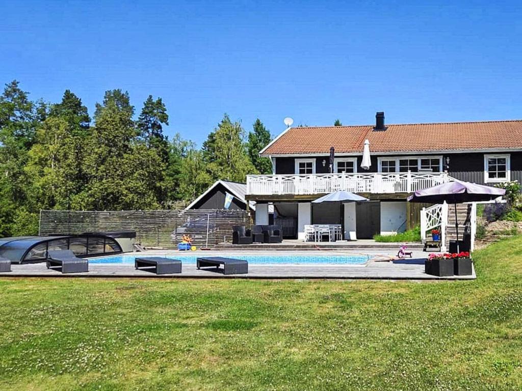 Bazén v ubytování 5 star holiday home in VAXHOLM nebo v jeho okolí