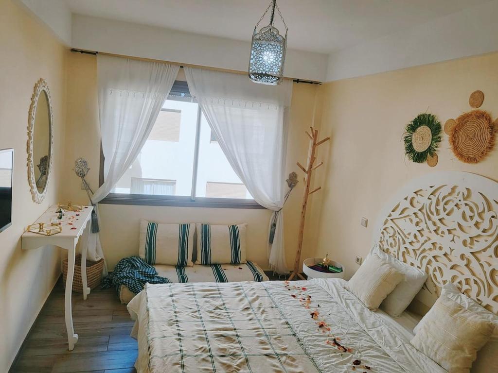 Postel nebo postele na pokoji v ubytování blue perl appt luxury Netflix services pool 2 min from beach