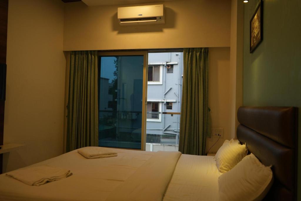 Een bed of bedden in een kamer bij Fortune Resort by Cayana Stays