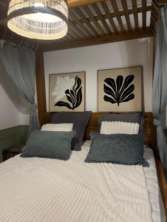 Giường trong phòng chung tại La parenthèse