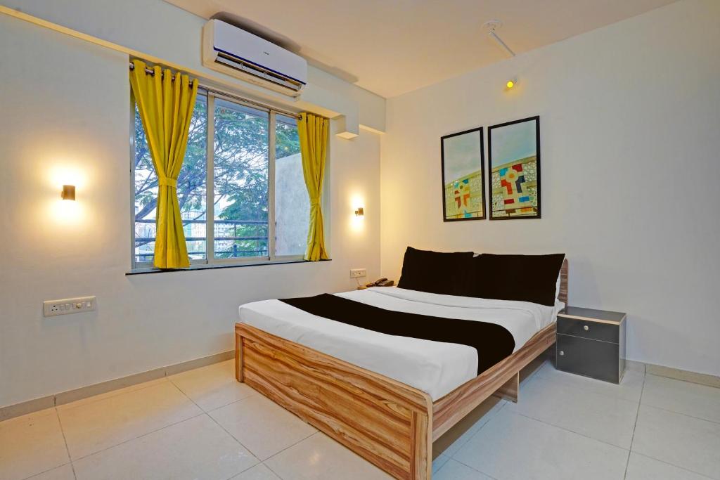 En eller flere senge i et værelse på Super Collection O Baner Hillview Pune Formerly Siri Lodge