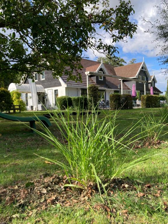 a house with a hammock in the yard at Appartementen Elzentuin in Oud-Beijerland