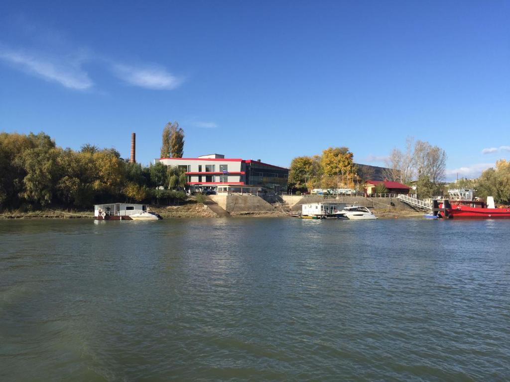 uma vista para um rio com barcos na água em Nemo em Braila