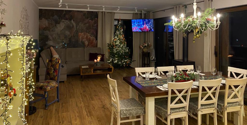 扎莫希奇Moja bajka的客厅里有一张桌子和一棵圣诞树