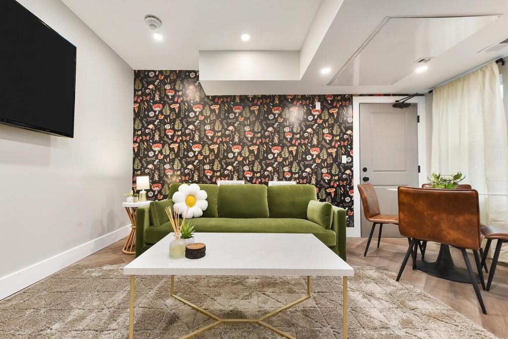 Et opholdsområde på HostWise Stays - King Beds, Park Free, Great Walk Score