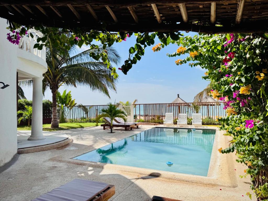 Swimmingpoolen hos eller tæt på casa laurema villa pied dans l eau saly