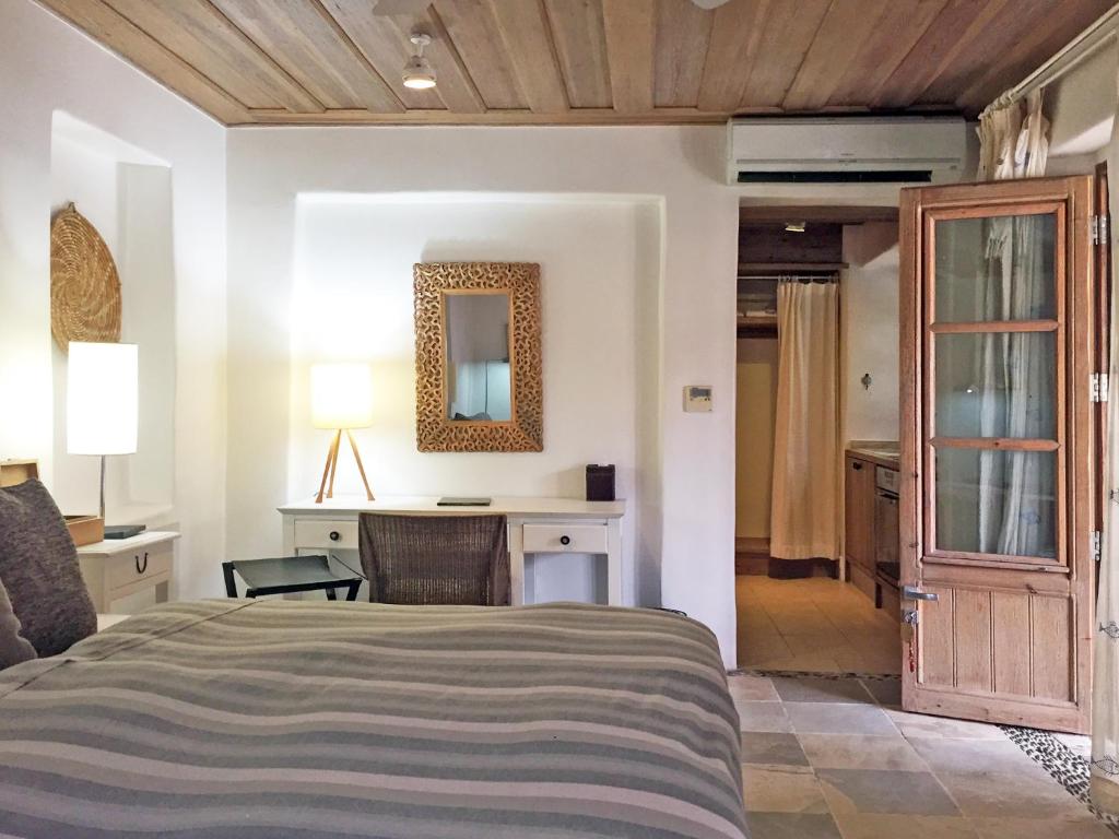 Apokryfo Traditional Guesthouse - Studio With Fireplace - Ground Floor (Almond)