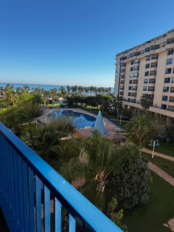 Blick auf den Pool vom Balkon eines Resorts in der Unterkunft Especial Apartamento Valencia in Valencia