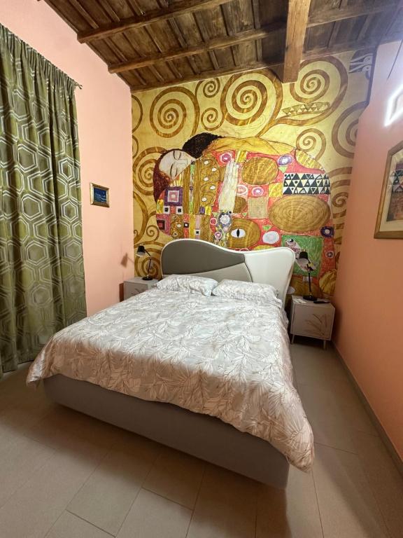 L'Abbraccio في تيفولي: غرفة نوم بها سرير ولوحة على الحائط