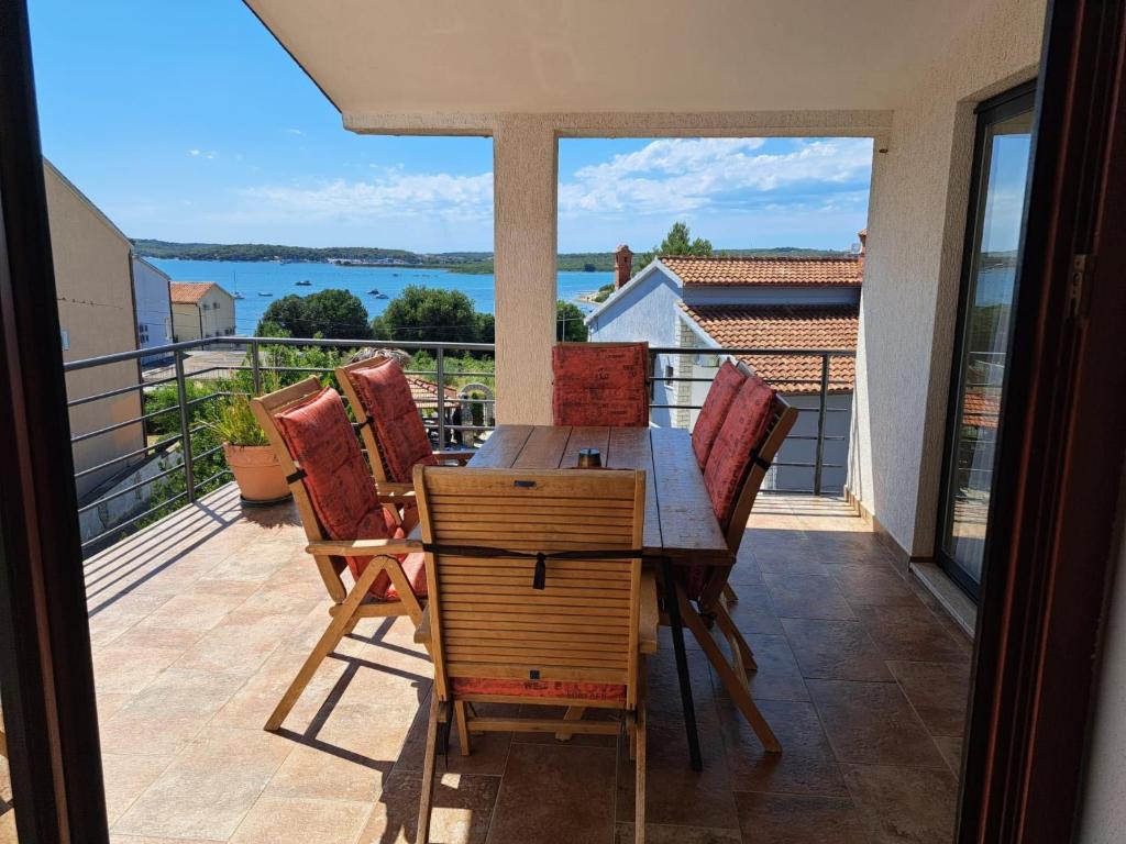 Apartment Apartment mit drei Schlafzimmern und Meerblick by Interhome