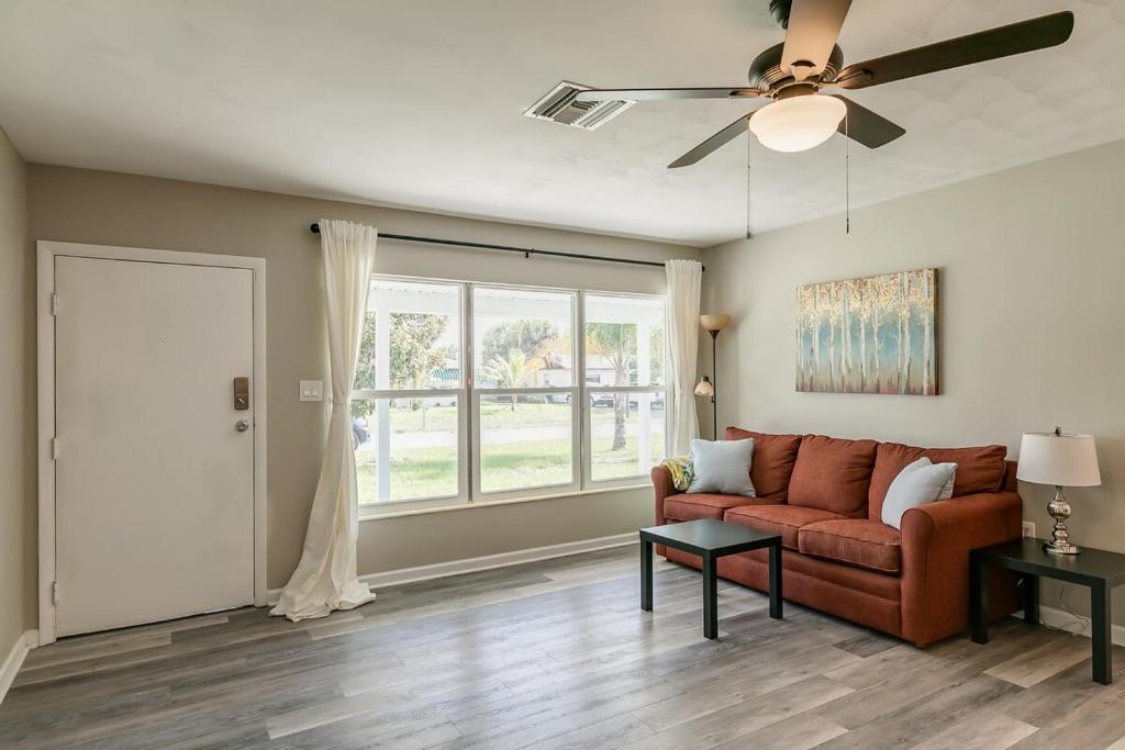 Χώρος καθιστικού στο Central Melb Accessible 5bd 3ba Pool Sleeps 14