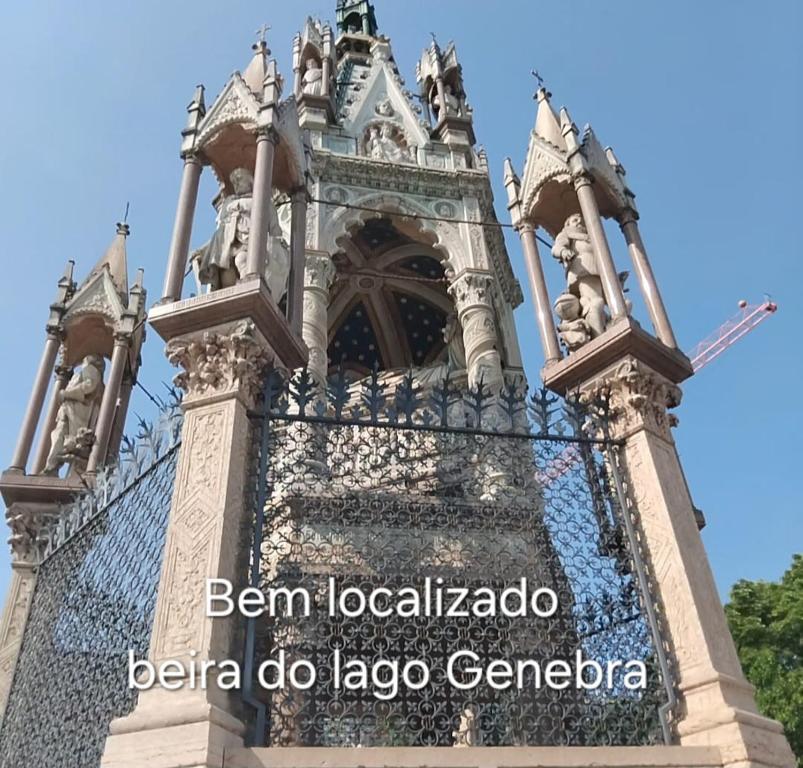 Nahaufnahme der Spitze des Benelux-Ko-Lagocco-Turms in der Unterkunft Quarto lux Centro Geneve 5 estrela in Arni Alp