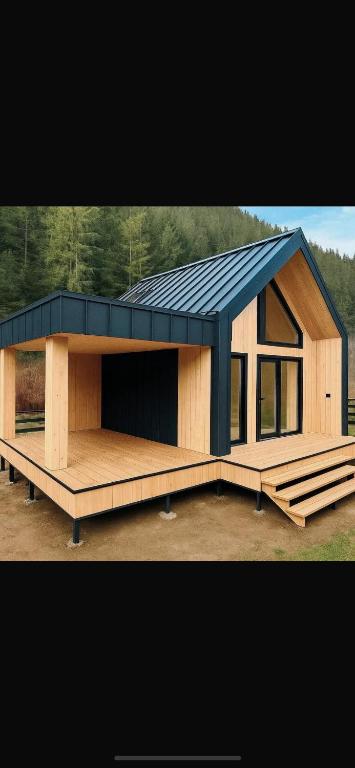 Guest house في فالبني: منزل صغير بسقف ازرق