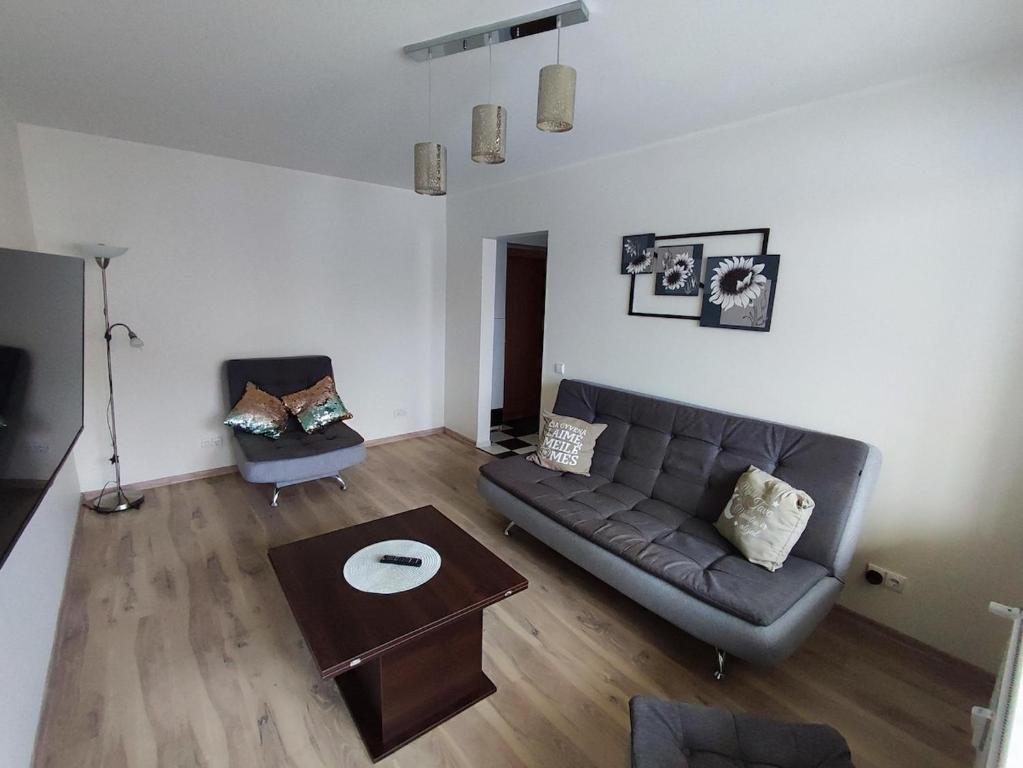 un soggiorno con un divano e un tavolo di Three-room apartment a Venta