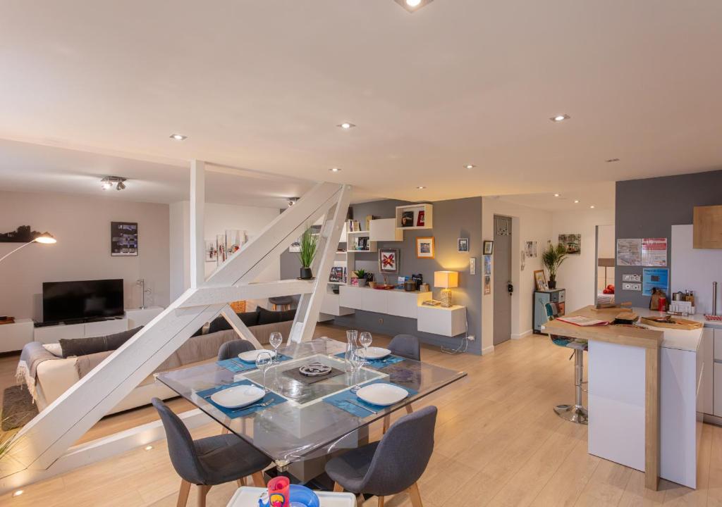 TV a/nebo společenská místnost v ubytování Le Victor Hugo Appartement T3 proche Musée Soulages