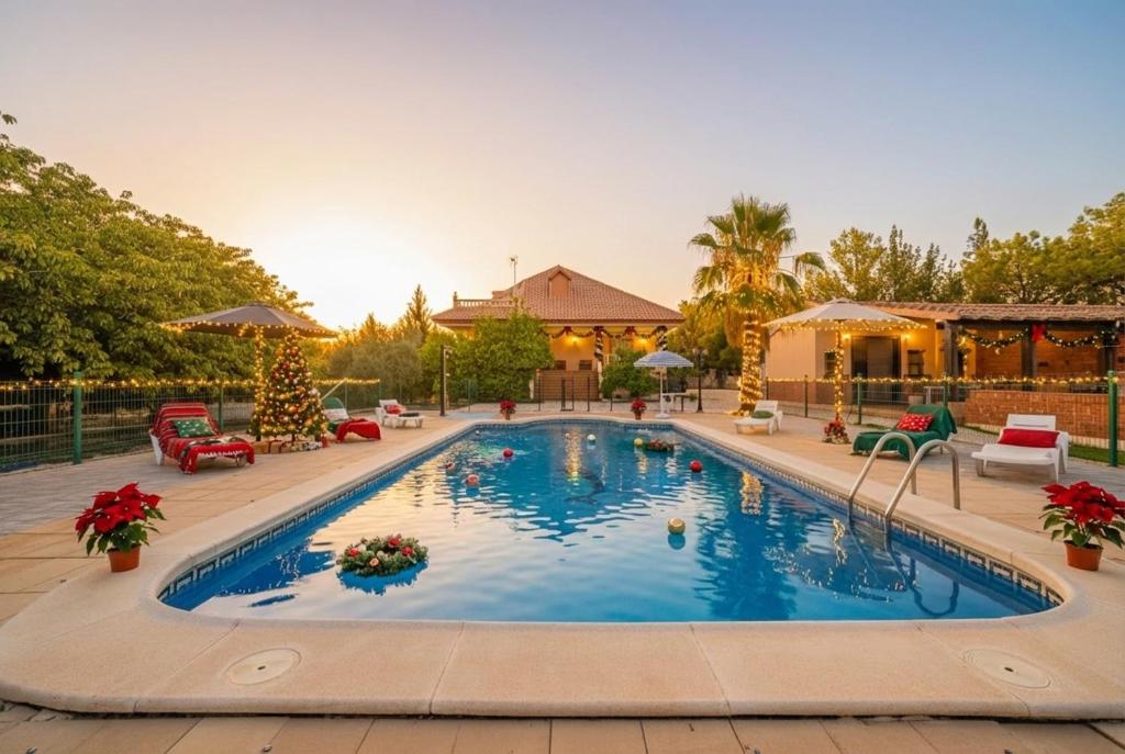una piscina in un cortile con una casa di Stunning Villa - Infinity Pool & Mountain Views a Moratalla