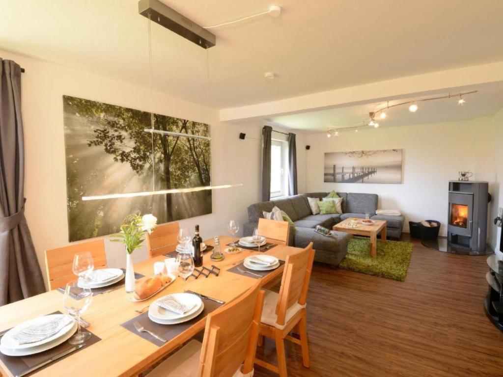 Holiday Home Ruhiges Ferienhaus in Lommersdorf mit Garten by Interhome - Housity