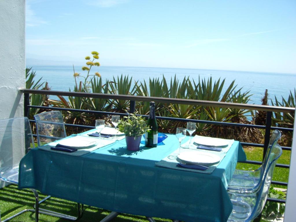 una mesa con mantel azul y una botella de vino en Castillo de Santa Clara Luxury, en Torremolinos