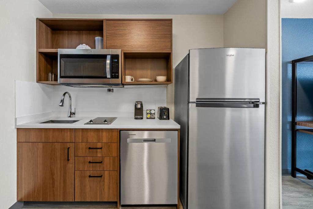 Kuchyň nebo kuchyňský kout v ubytování Everhome Suites Rochester Greece