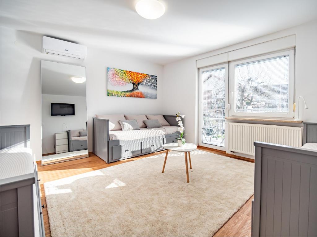 een woonkamer met een bank en een tafel bij Grand Family Residence Ljubljana in Ljubljana