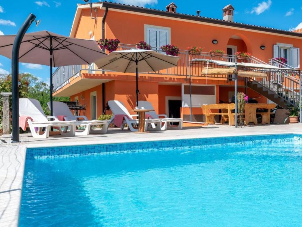 Apartment Haus Orange - Familienfreundliche Lage mit Pool by Interhome