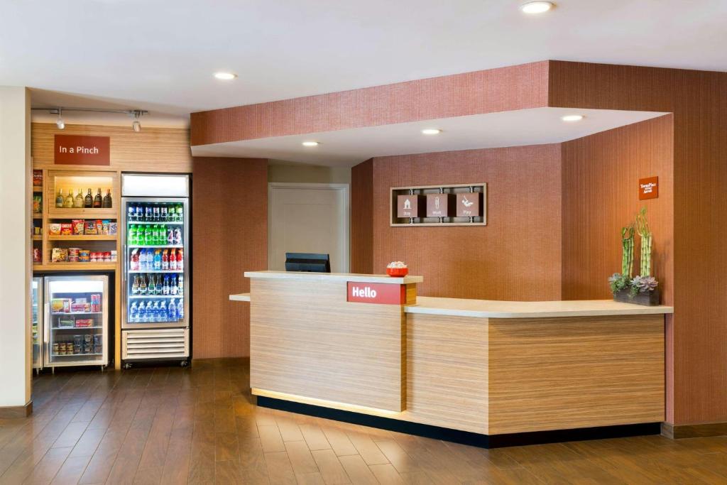 a drink counter in a store with a drink cooler at TownePlace Suites by Marriott Toledo Perrysburg in Perrysburg