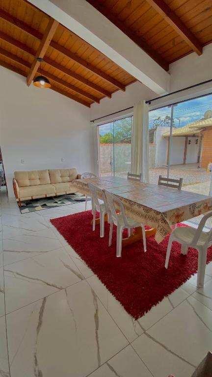 Et opholdsområde på Casa completa com churrasqueira em Imbituba