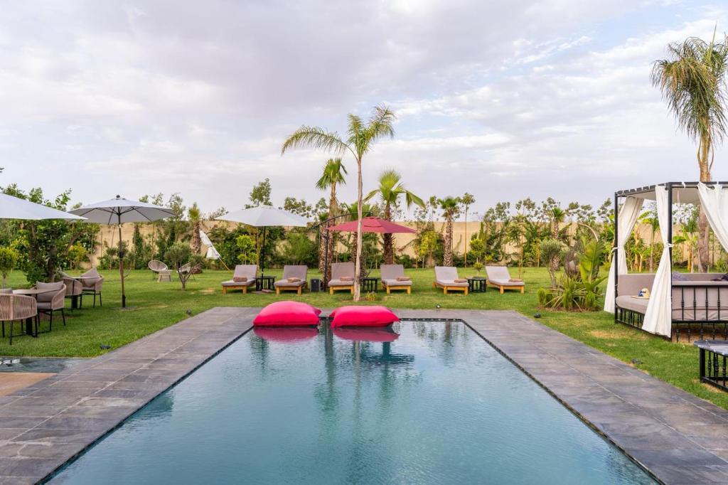 Bazén v ubytování Villa hasard nebo v jeho okolí