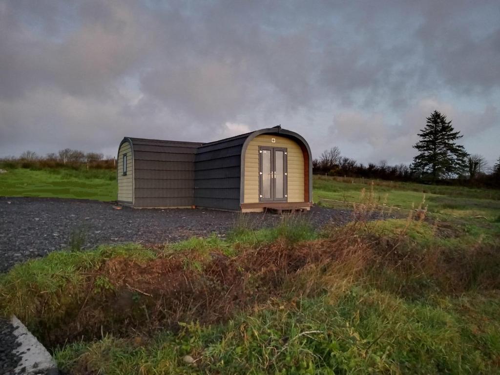een kleine hut midden in een veld bij Stag's View in Ballina