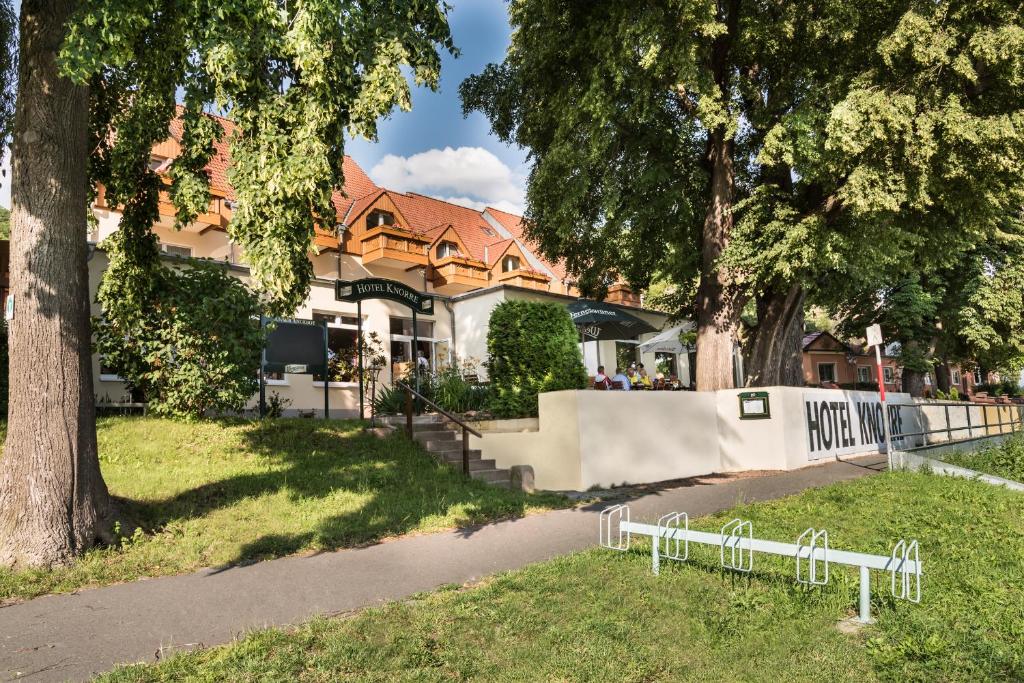 ein Gebäude mit einem Zaun vor einem Park in der Unterkunft Hotel Knorre in Meißen