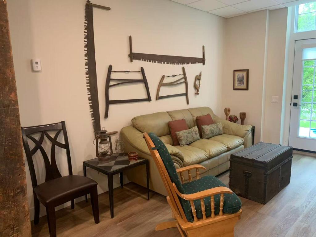 een woonkamer met een bank en een tafel bij Burk's Fall River View 2b2b in Burks Falls