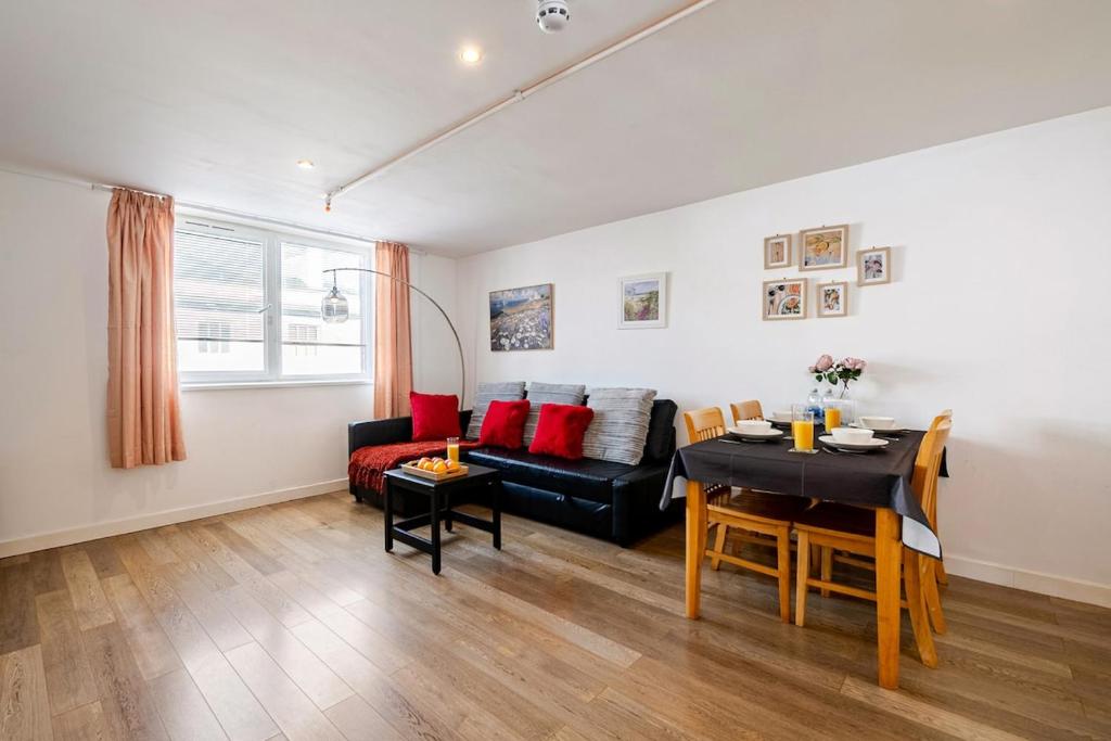 Posezení v ubytování Modern Apartment overlooking Andover High Street