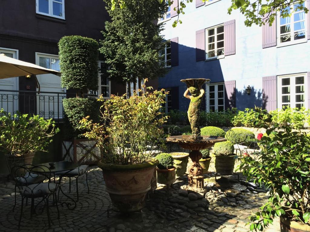 a garden with a statue in the middle of a building at Villa Provence in Aarhus