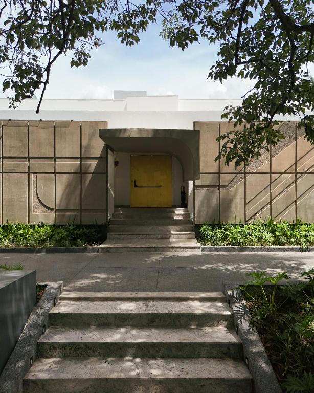 an entrance to a building with a yellow door at Íz Hotel Conceito in Goiânia