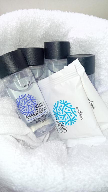 twee flessen wasmiddel en een doos zeep bij Onar apartments in Kalavrita