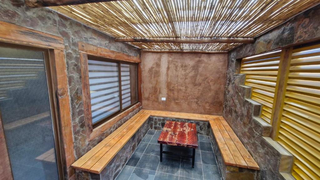 uma sala com uma mesa no meio da sala em Hotel Toconar em San Pedro de Atacama