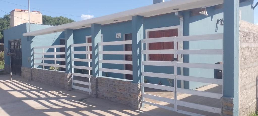 un edificio con cancello e recinzione di Casa con parque para 5 personas a Miramar