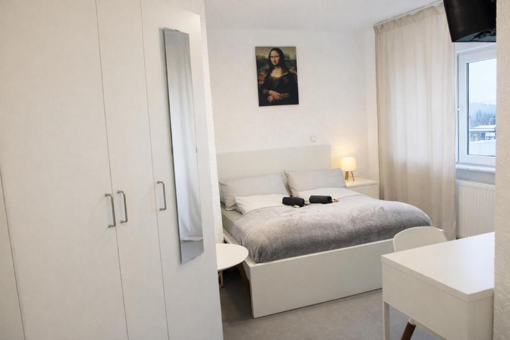 a bedroom with a bed with two black cats on it at Durdi Hotels - Serviced Apartments - 24h Self-Check-in & Parking in Groß-Zimmern