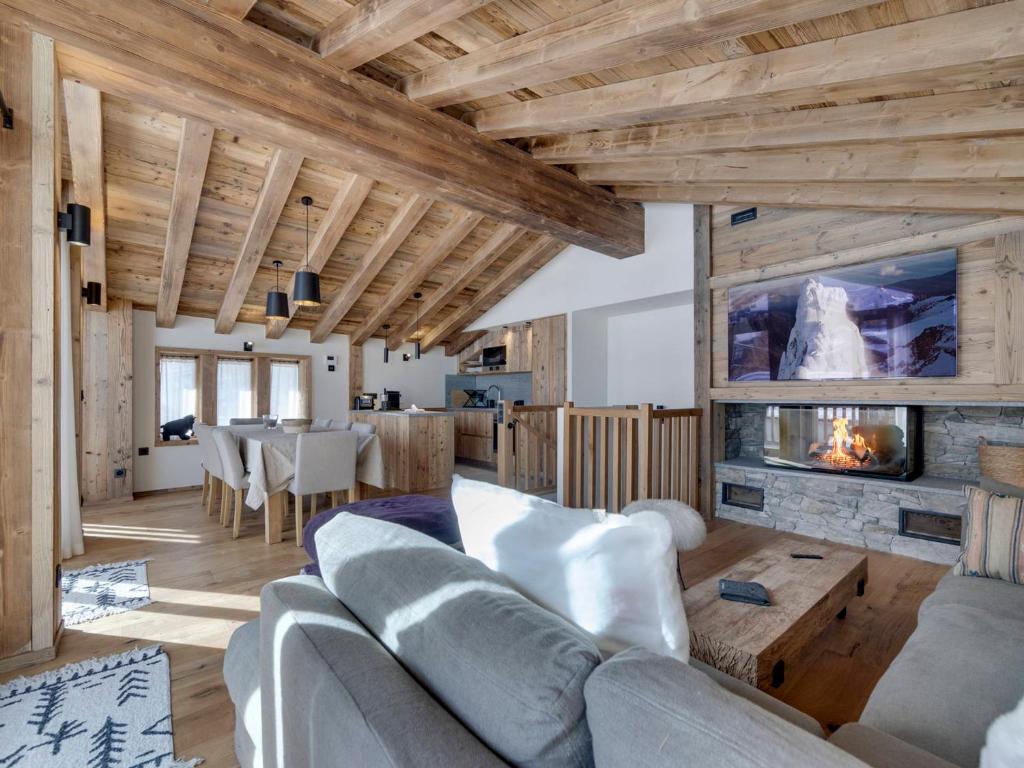 TV a/nebo společenská místnost v ubytování Chalet Élégant au Pied des Pistes à Val d'Isère - FR-1-567-139
