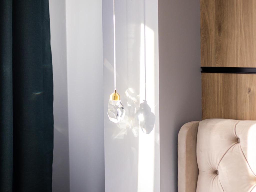 Vita Verde في توريفايجا: غرفة مع نافذة مع ستارة بيضاء