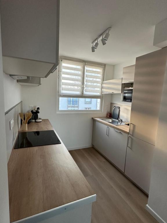 Kuchyň nebo kuchyňský kout v ubytování Appartement lumineux et calme Plage et commerces