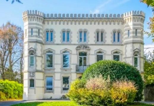 ein großes weißes Gebäude mit blauen Fenstern in der Unterkunft Le chateau d'Altheis in Dole