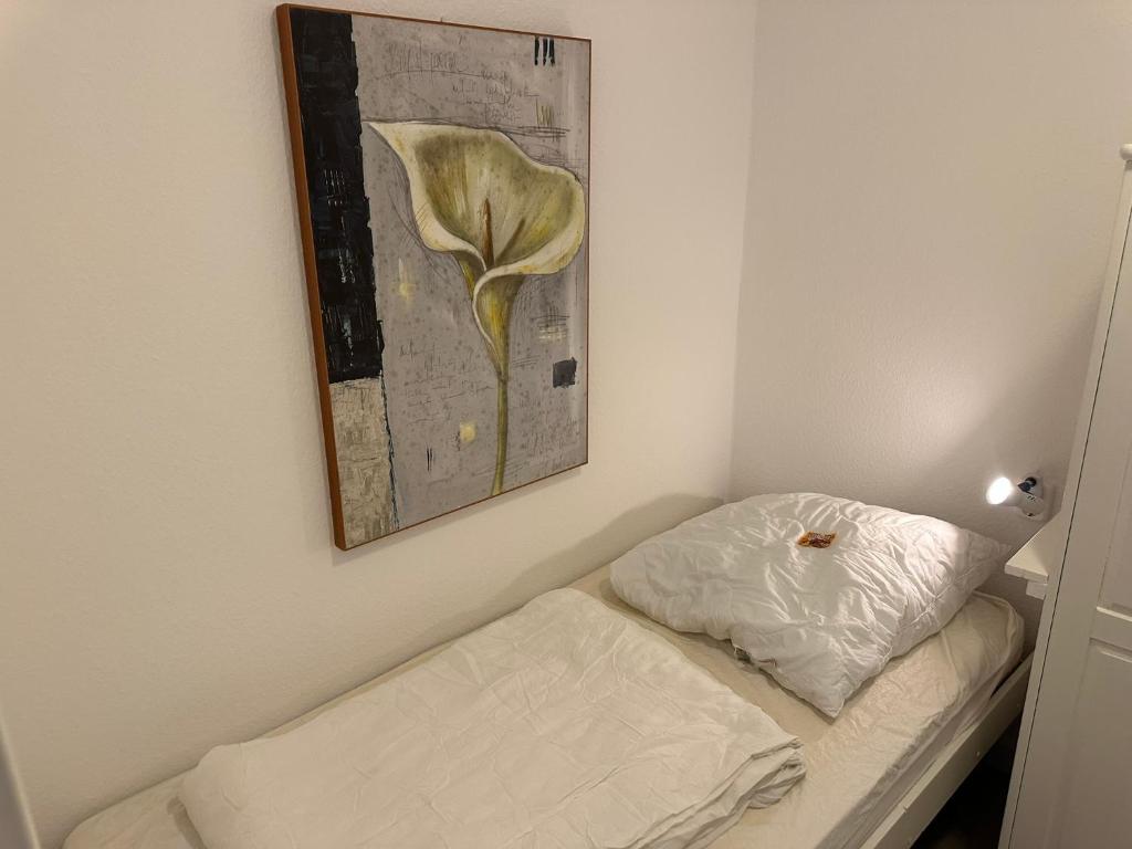 un letto in una stanza con un dipinto sul muro di Relax 2 a Goslar