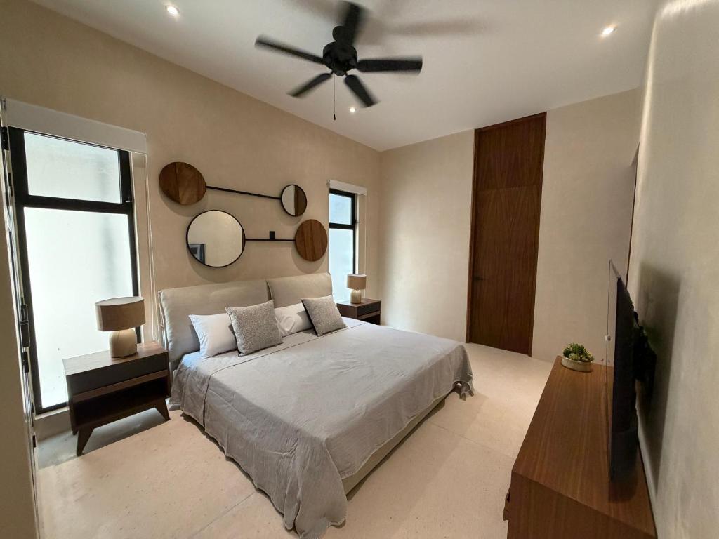 ein Schlafzimmer mit Bett und Deckenventilator in der Unterkunft Calakmul Tulum in Cedro