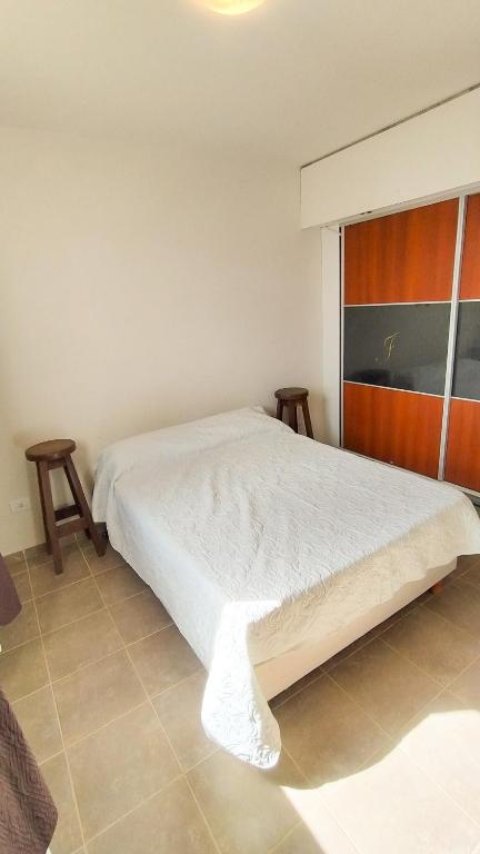 En eller flere senge i et værelse på Luna House