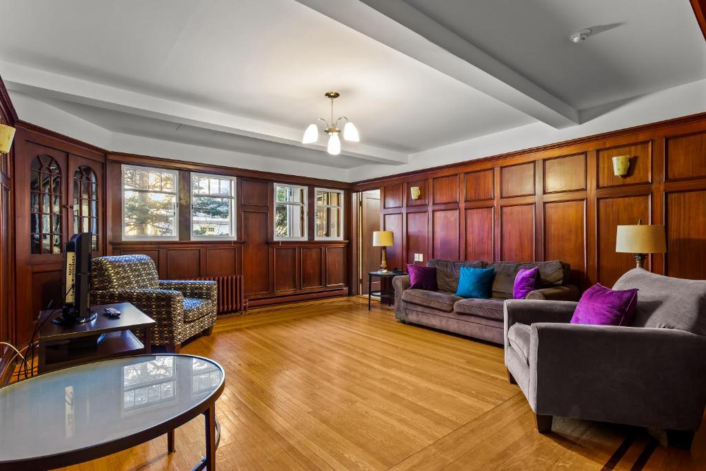 een woonkamer met een bank en een tafel bij Midstream Premier 2BR Wi-Fi Parking in St. John's