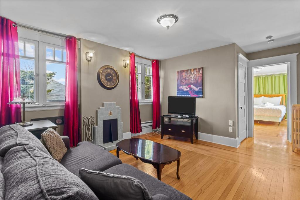 een woonkamer met een bank en een tafel bij Midstream Manor 1BR Parking WiFi in St. John's