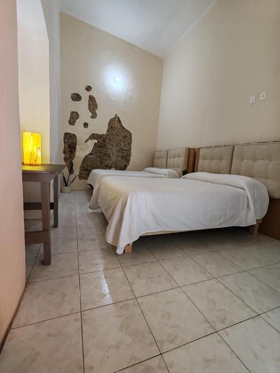 Hostalgia Casa Zul - Standard Double Room Two Beds With Shared Bathroom