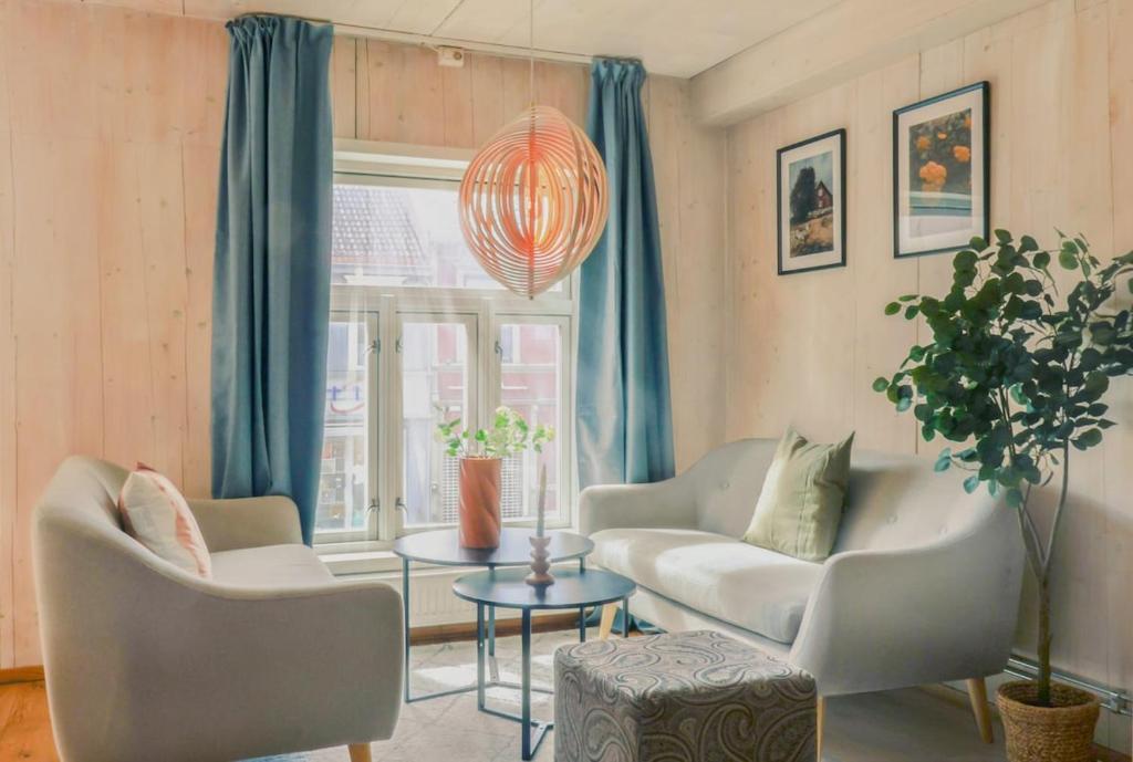 Posezení v ubytování Cool downtown apartment with 3 bedrooms!