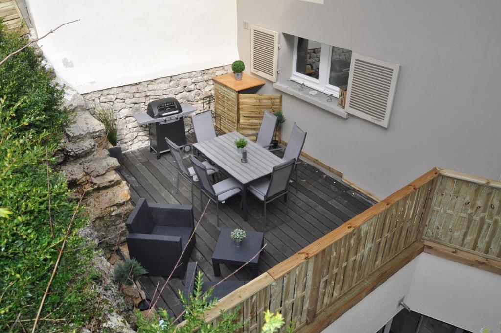 an overhead view of a deck with a table and chairs at Gîte Le Moirantin in Moirans-en-Montagne